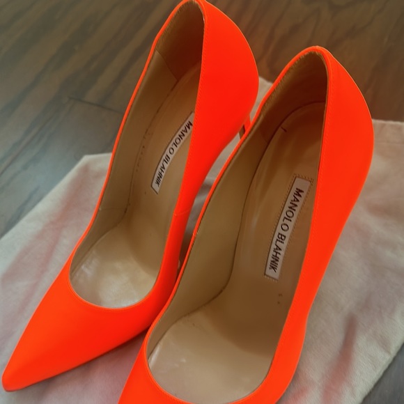 Manolo Blahnik Bright Orange Pump Heels w/ Duster Bag - only worn indoors! - Picture 5 of 5